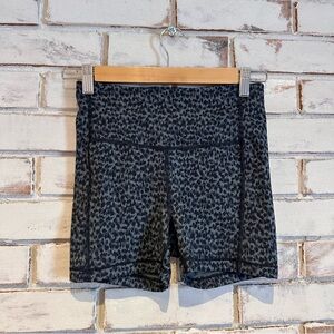 Athleta ultimate printed shortie bike short green XS